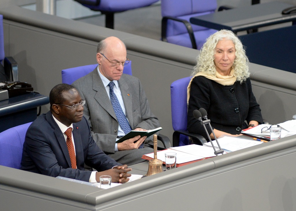 (c) Deutscher Bundestag - Achim Melde Schriftführer: Dr. Karamba Diaby, (li), SPD, Azize Tank, (re), DIE LINKE, Vorsitz: Bundestagspräsident Prof. Dr. Norbert Lammert, CDU/CSU, 15. Sitzung Deutscher Bundestag. 