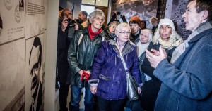 Dr. Hans Coppi erläutert die vom Internationalen Arbeitskreis bei der Berliner VVN-BdA erarbeiteten Ausstellungs-Tafeln im renovierten Museum der Martyrologie, Foto: Andreas Domma