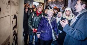 Dr. Hans Coppi erläutert die vom Internationalen Arbeitskreis bei der Berliner VVN-BdA erarbeiteten Ausstellungs-Tafeln im renovierten Museum der Martyrologie,  Foto: Andreas Domma