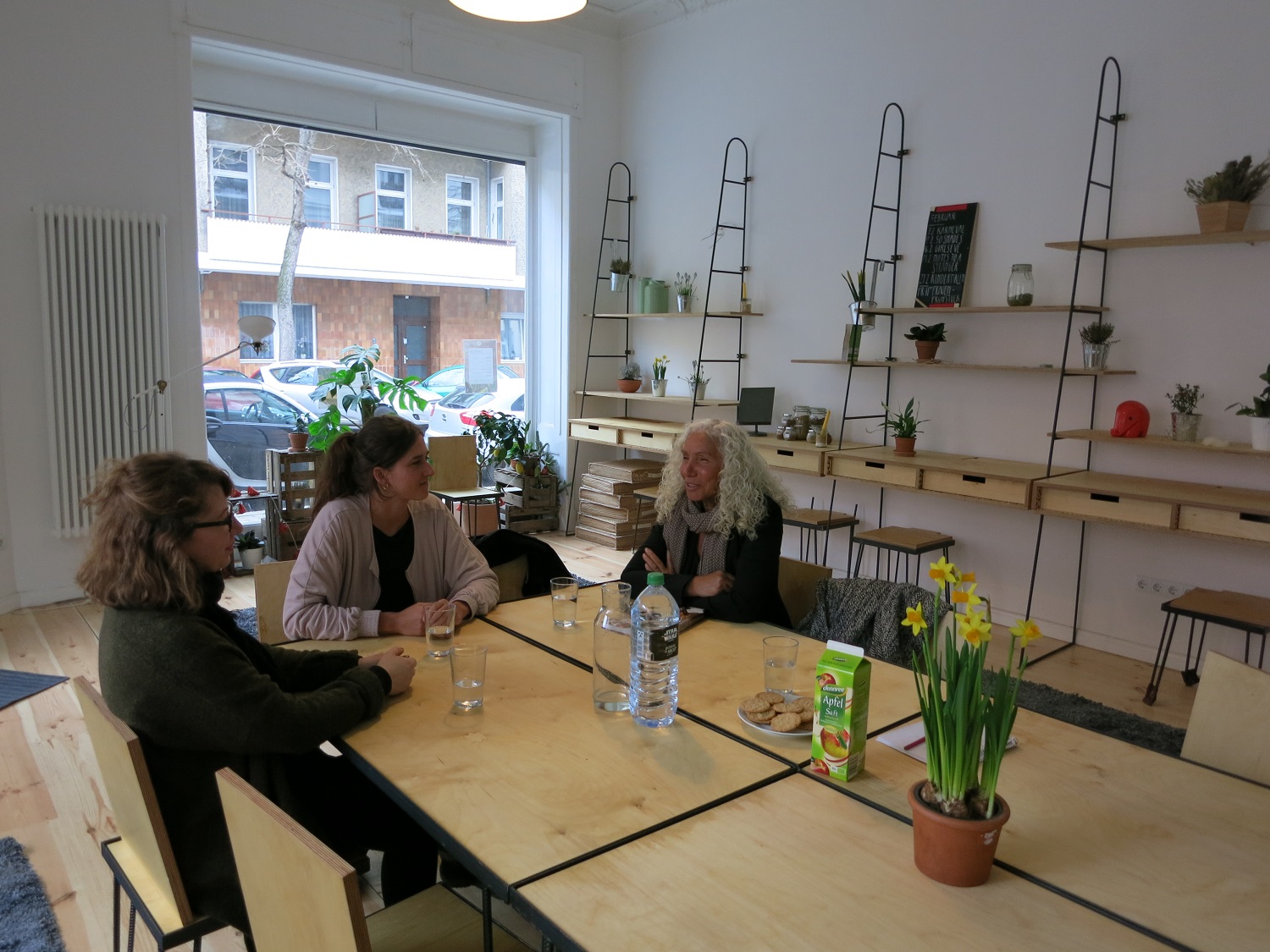 Azize Tank besucht das interkulturelle Projekt Kitchen-Hub in Berlin-Schöneberg